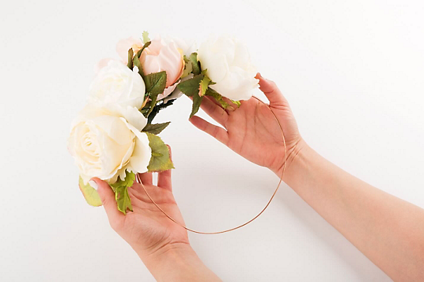 Person measuring wire for flower crown