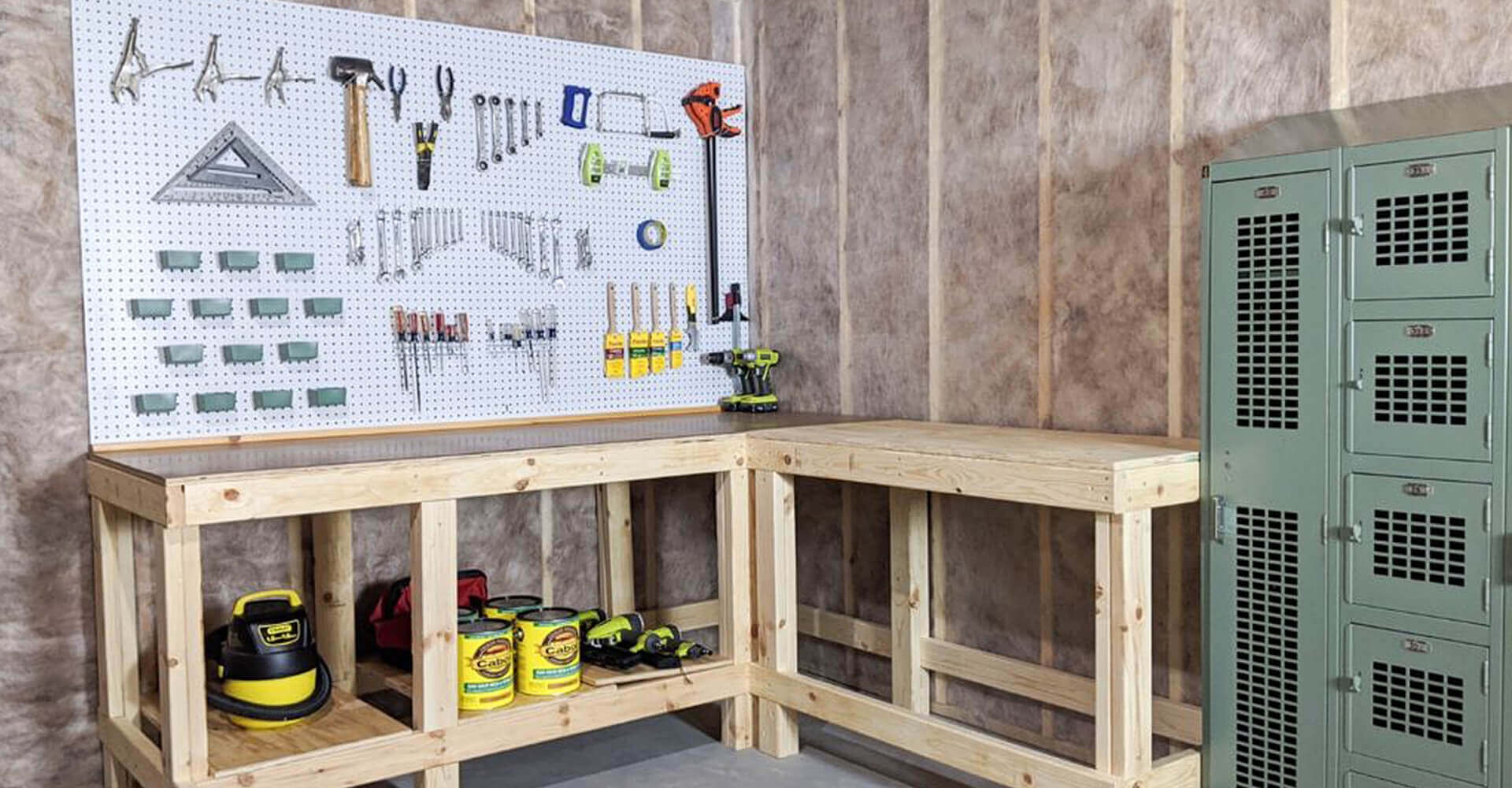 Organize your tools on an enhanced pallet shelf